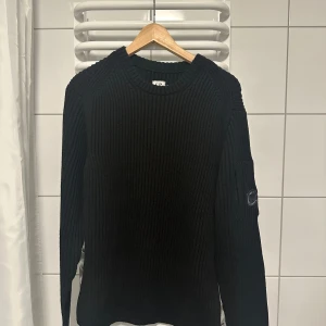 C.p company tröja  - Så gott som ny.  Aldrig använd. Storlek 52. 