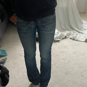 Så fina unika lågmidjade utsvängda jeans med så fina fickor fram!! Midjemått 36 cm Innebenslängd 79 cm  Har inga fler bilder på då dom är för små