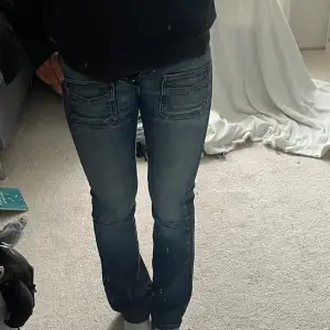 Så fina unika lågmidjade utsvängda jeans med så fina fickor fram!! Midjemått 36 cm Innebenslängd 79 cm  Har inga fler bilder på då dom är för små