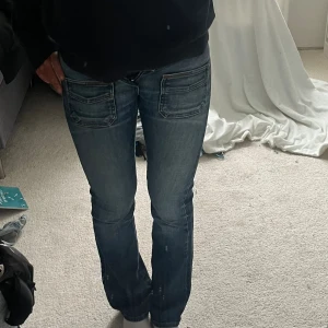 Lågmidjade bootcut jeans  - Så fina unika lågmidjade utsvängda jeans med så fina fickor fram!! Midjemått 36 cm Innebenslängd 79 cm  Har inga fler bilder på då dom är för små