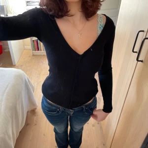 Svart topp/klänning - Svart klänning som jag brukar vika upp som top, tänker att man kan klippa av den om man inte alls vill ha den som klänning💖 superfin form iaf passar allt❤️❤️