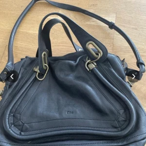 Märkesväska  Chloe handväska  - Bra skick  Handväska med tillhörande axelrem. Innerfack på sidan med dragkedja. Ca 30cm bred. 