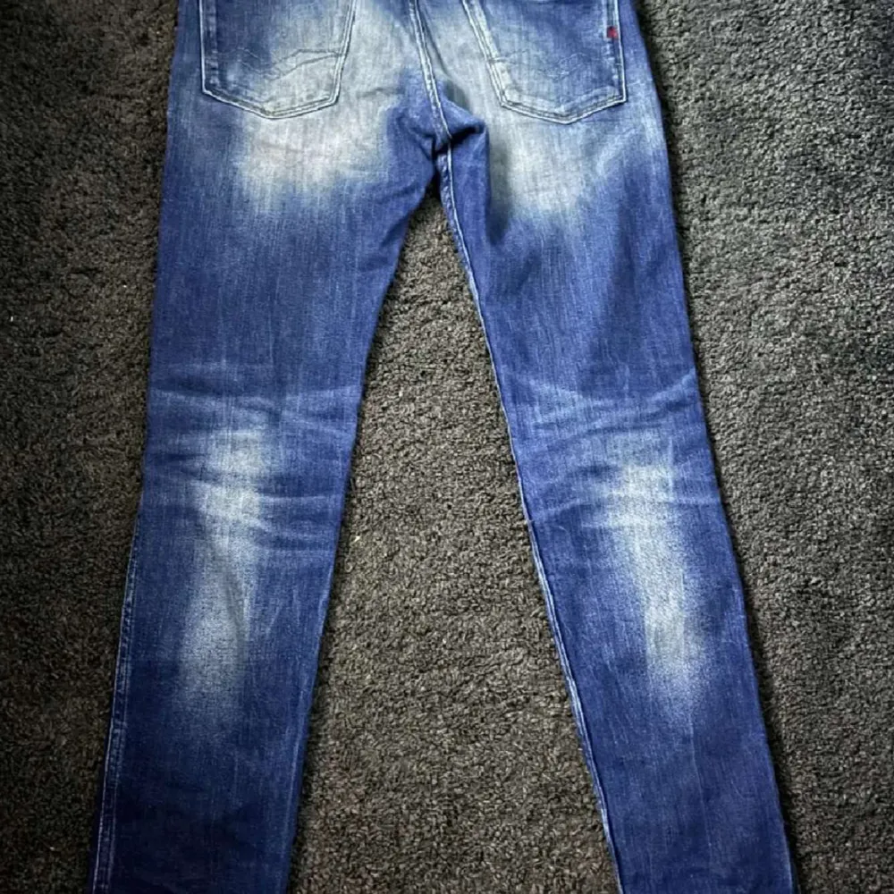 Feta Replay anbass jeans med slitning på ena knät. Skick 9/10, Storlek W29/L32 Hör av er vid frågor! . Jeans & Byxor.
