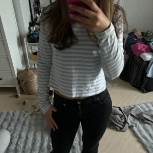 Randig tröja  - Blå vit randig tröja  Ja 