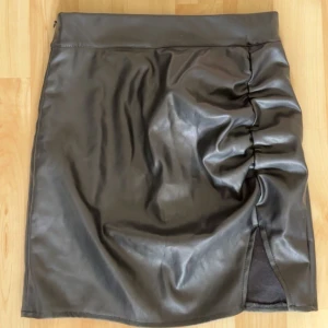 Svart kjol med dragkejda - Skinn svart kjol med dragkedja