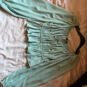 Grön sommartopp - Jag säljer nu min fina gröna topp från bikbok. Den är använd 2-3 gånger vilket absolut inte syns. Säljer då den bara hänger och inte kommer till användning.