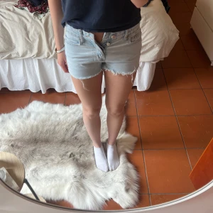 midwaist jeans shorts - jeans shorts från lager 157 som tyvärr är för små för mig. använde de förra sommaren kanske fem gånger. stl xx. midjemått: ca 33cm
