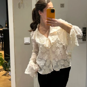 Blus ZARA - Volangdröm och så smickrande, tyvärr förliten för mig och samlar bara damm hos mig… 