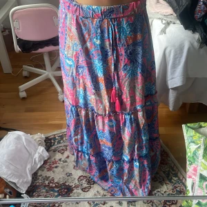  Cool långkjol - Fin långkjol i super skick! Aldrig använd bara provad, säljer då jag inte använder den. Pris kan diskuteras vid snabb affär🙌