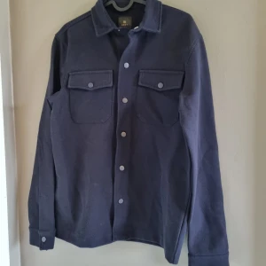 Overshirt herr, XS - Helt ny och oanvänd overshirt från Next. Säljes på grund av fel storlek.  Färgen är mer mörkblå än på bild.
