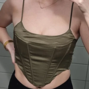 Linne/korsett S/M - Linne från Stradivarius i storlek M men passar även S. Endast testad. 