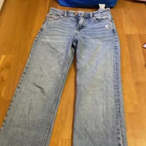 Raka jeans från pull and bear  - Raka byxor 