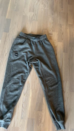 Under armour träningsbyxor - Gym byxor gråa från under armour Size m