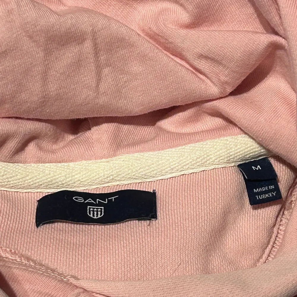 Säljer denna rosa Gant hoodie som är i storlek M. Använd fåtal gånger och är i mycket bra skick. Säljer hoodien för 200 kr och köptes för 900 kr . Hoodies.