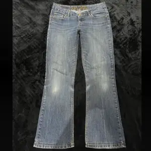 Super fina jeans som tyvärr inte passar mig❤️❤️ Innerbenslängd: 71 cm Midja: 40 cm