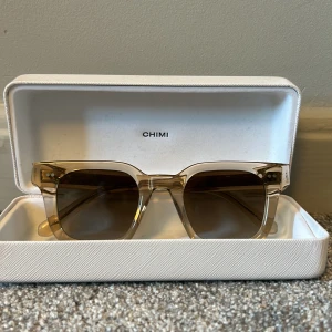 Chimi 04 - Säljer mina chimis 04 beige och jag har allt tillbehör som ni ser i bilderna pris kan möjligtvis diskuteras och vid funderingar skriv bara säljer för 650kr nypris 1250kr