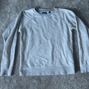 Gant tröja - Säljer en fin gant tröja pågrund av att den är för liten men är i jätte bra skick storlek 170cm pris kan diskuteras och vid funderingar är det bara att skriva.