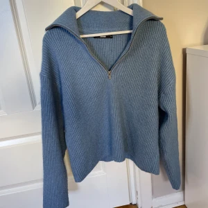 Stickad tröja med zip - Använd två gånger, från Bikbok. Storlek S. Skriv om du har några frågor 😊