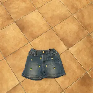 Shorts för barn som ser ut som en kjol använd fåtal gånger och har mönster på sig gjorda på jeans