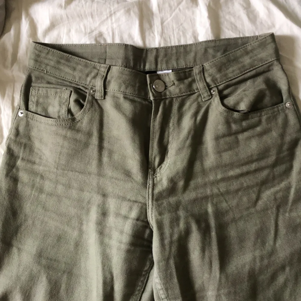 två första bilderna är lånade. Säljer då dom är för små på mig. True to size (brukar bära 36/38) så därför för små. . Jeans & Byxor.