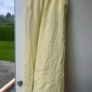 Gula linnebyxor  - Jättesöta gula linnebyxor från Gina, nypris , nypris 400! 