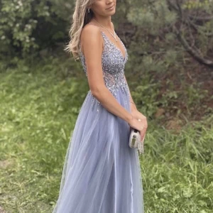 Blå balklänning  - Jättefin balklänning som är köpt på plick. Säljer då jag hittat en annan. Fint skick och endast använd en gång av förra ägaren. Nypris 5399. Priset går att diskutera💕