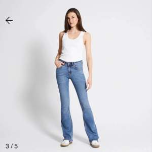 Säljer mina assnygga blåa low waist bootcut flare från Lager då den inte kommer till mer andvändning🩵 De sitter perfekt på mig som är 168, bootcut/flare med innerbenslängd 87cm. Köpta för 400 säljer för 200+frakt, Direkt köp? 300 utan frakt🩵