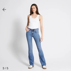 Low waist bootcut/flare Lager 157 jeans💗 - Säljer mina assnygga blåa low waist bootcut flare från Lager då den inte kommer till mer andvändning🩵 De sitter perfekt på mig som är 168, bootcut/flare med innerbenslängd 87cm. Köpta för 400 säljer för 200+frakt, Direkt köp? 300 utan frakt🩵
