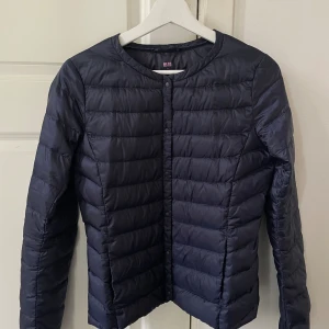 Uniqlo Jacka i mörkblått  - Mörkblå vårjacka från Uniqlo, som är i mycket bra skick. Pris kan diskuteras vid snabb affär 💗