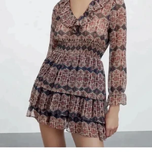 Zara klänning  - Säljer nu en jätte fin zara klänning! Den är i fint skick!😊Den är i stolek L men passar mig som bär m/s så den är mindre i storleken!💕 Hör av er vid intressen och frågor!💕😊