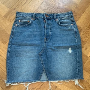Jeans kjole HM  - Snygg demon kjol med slitz fram  St 38  De bild 3 lite sönder men inget som stör bara lite snyggt till den slitna stilen 