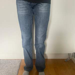 Säljer dessa jätte fina Jeans med magisk tvättning och söta detaljer på fickorna. Jensen är raka, modellen på de två första bilderna är 165 cm och den tredje 178 cm. Står att de är W38 L34 men passar som Small💗Skriv för fler bilder 