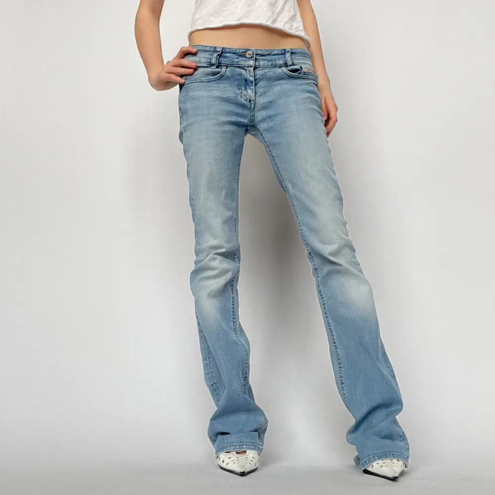 Lågmidjade vintage jeans från Diesel i en ljus tvätt & modellen är ca 160 cm och bär 7cm klackar. Innerbenslängd: 82 cm Midjemått: 73 cm. Jeans & Byxor.