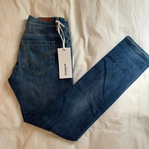 Dondup George - Tja! Säljer ett par sprillans nya Dondup Jeans i modellen George. Ej använda helt nya, fick hem men passade ej. Storlek 30. Nypris ligger runt 3 tusen! Säljer för 1100. Först till kvarn! Kan gå ner en aning i pris vid snabb affär! Allt gott!