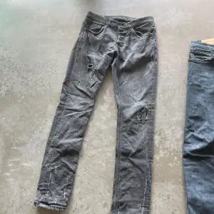 Dondup jeans (Lite halvdålig bild vid intresse så löser ja fram fler o bättre bilder även mer info) Skick 9/10 Nypris: 3500kr Pris 1000 Storlek: 32