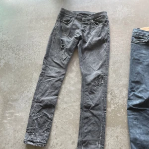 Dondup jeans - Dondup jeans (Lite halvdålig bild vid intresse så löser ja fram fler o bättre bilder även mer info) Skick 9/10 Nypris: 3500kr Pris 1000 Storlek: 32