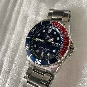 Seiko 5 Sports - • Modell: Seiko 5 Sports Sea Urchin • Storlek: 41 mm • Referens: SNZF15 • År: 2024 • Skick: Mycket Bra • Medföljer: Klocka med alla länkar