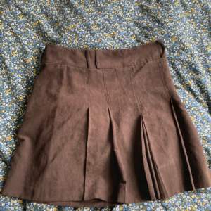 jättesöt kjol från H&M i storlek L/XL (42). midjemått rakt över: 45cm längd midja till slut: 50cm