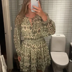 Zara klänning  - Super fin blommönstrat klänning aldrig använd 🌸 Skit fin till sommaren 