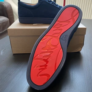 Christian Louboutin  - Säljer mina riktig feta mörkblå loubs utan spikar. Helt oanvända med alla delar. Priset är inte hugget i sten och kan diskuteras. Box medföljer.