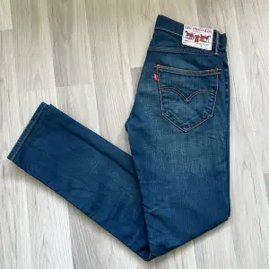 Hej! Säljer ett par riktigt snygga jeans från märket Levis! 😁Bra skick, slitstarkt material, något äldre modell, färg: blå till marinblå, snygga detaljer, passar dig som är ca 168 cm lång. Står inga exakta mått, inga defekter🙌mvh DC