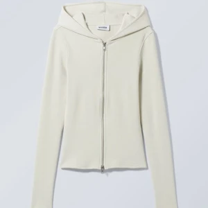 Weekday Cut Tight Zip Hoodie / Ribbad Tight Tröja Med Dragkedja - Säljer denna populära off-white färgade toppen från Weekday i st. XS. 🤍 Använd fåtal gånger och är i super skick! FASTPRIS!! 