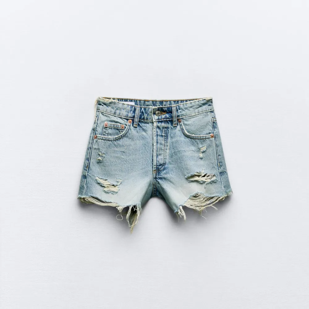 Supersnygga jeansshorts från Zara, använda 1 gång . Shorts.