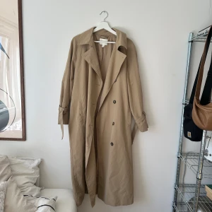 Trench Coat - Trench kappa från H&M, varsamt använd! Nypris 1200kr 🥰