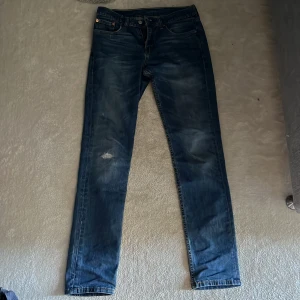 Levis 511 - Säljer mina Levis 511 med slitningar som inte används. Om du undrar över något så får du bara kontakta mig! W:28  L:32