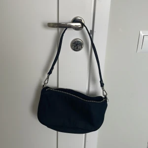 Axelväska - Liten axelväska från Gina Tricot, är i bra skick men köpt för ett tag sedan:)
