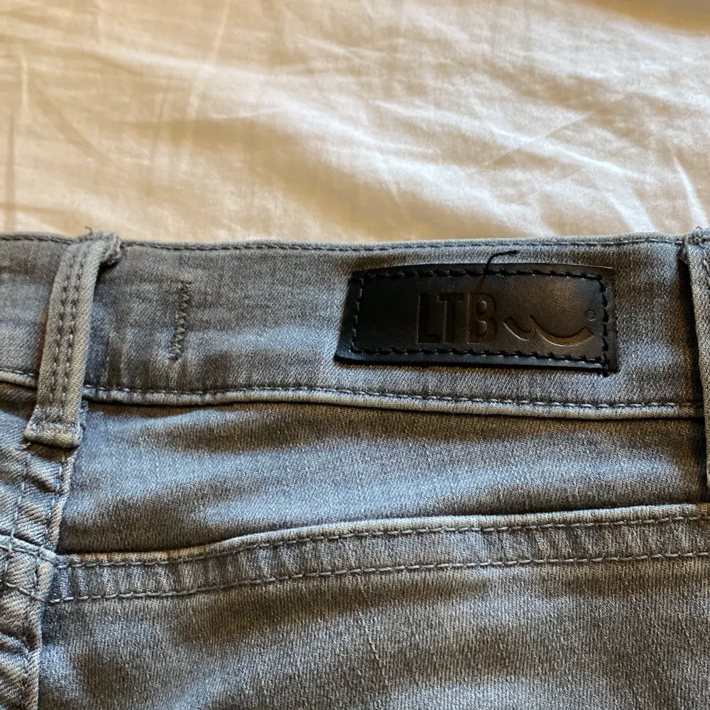 Säljer nu mina fina ltb jeans pga att dom inte har kommit till användning. Dom är i perfekt skick💕💕Oklart vilken modell men dom är bootcut o lowwaist iaf💞💞. Jeans & Byxor.