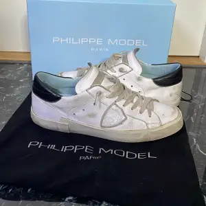 Skitsnygga och trendiga Philippe model skor i storlek 41. Skick 8/10🍾. Allt original följer med. Hör av dig vid flera frågor!!
