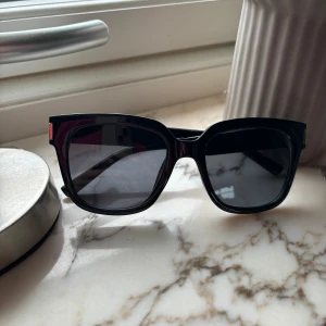 Solglasögon  - Jättefina helt nya solglasögon, med gulddetalj