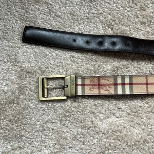 Burberry bälte - Burberry bälte i gott skick, 100 cm, få defekter som man inte tänker på när det används. Pris kan diskuteras vid snabb affär. 🤝🏻